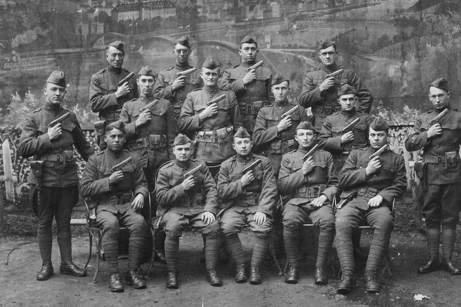 Американские военные с пистолетам Colt 1911