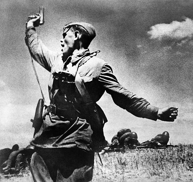 Младший политрук 220-го стрелкового полка 4-й стрелковой дивизии 18-й армии Алексей Еременко поднимает солдат в атаку с пистолетом ТТ в руке, 1942 год