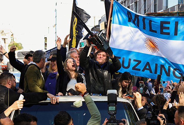 Хавьер Милей с бензопилой во время предвыборной кампании в Буэнос-Айресе, сентябрь 2023 года