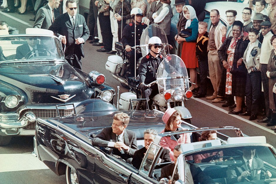 Машина 35-го президента США Джона Кеннеди въезжает в Даллас. Кадр снят незадолго до убийства. 22 ноября 1963 года