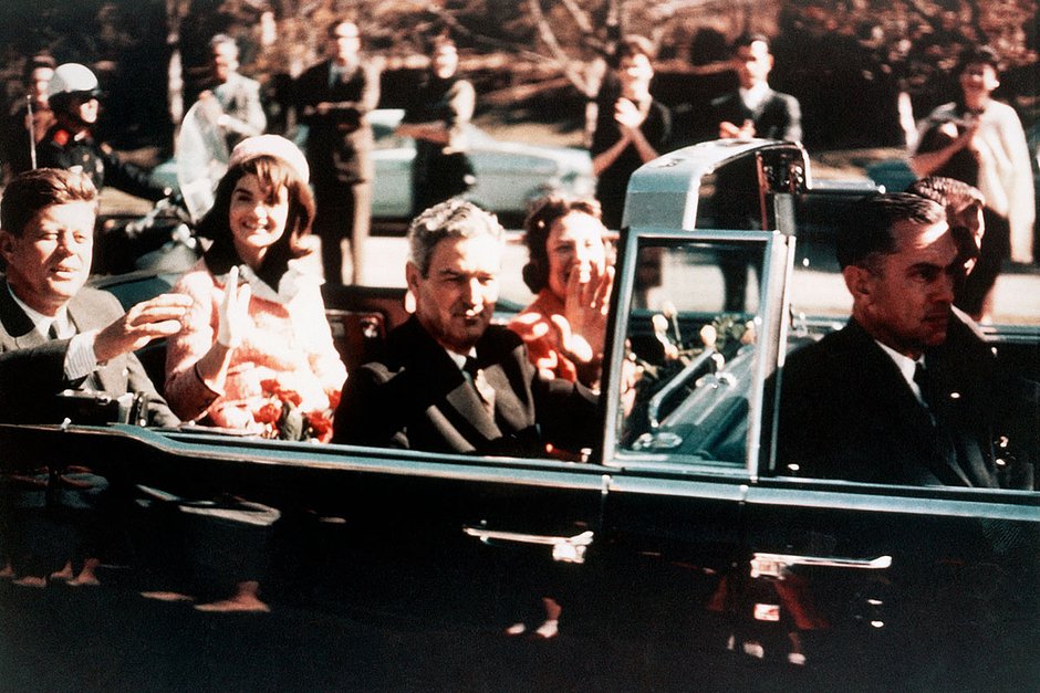 В машине с президентом ехали первая леди США Жаклин Кеннеди, а также губернатор Техаса Джон Коннали 