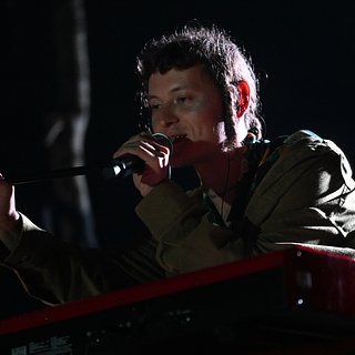 Сжегшего российский паспорт певца Шарлота в аэропорту встретил наряд полиции