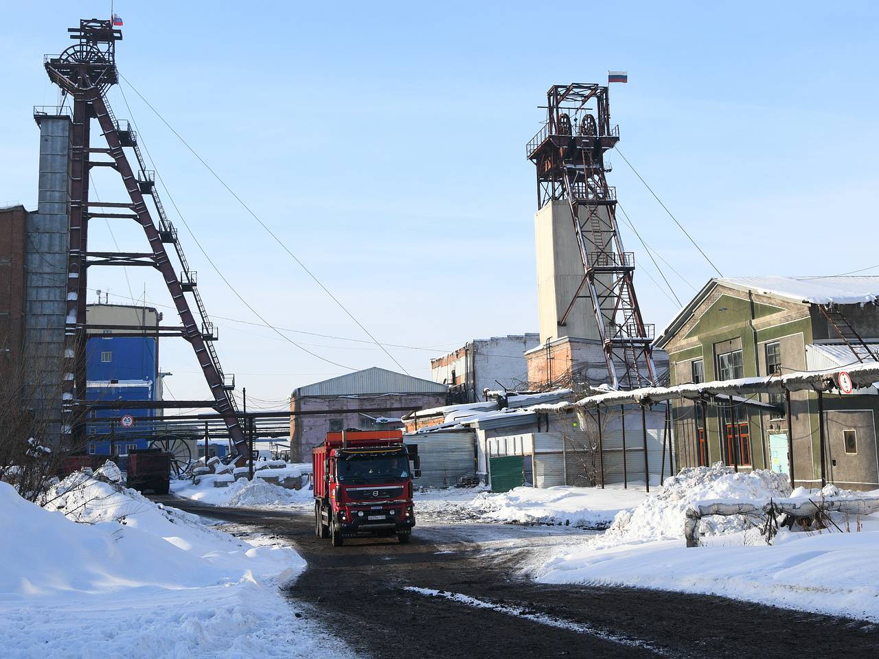 На шахте «Листвяжная» в Кузбассе из-за возгорания приостановили добычу  угля: Россия: Lenta.ru