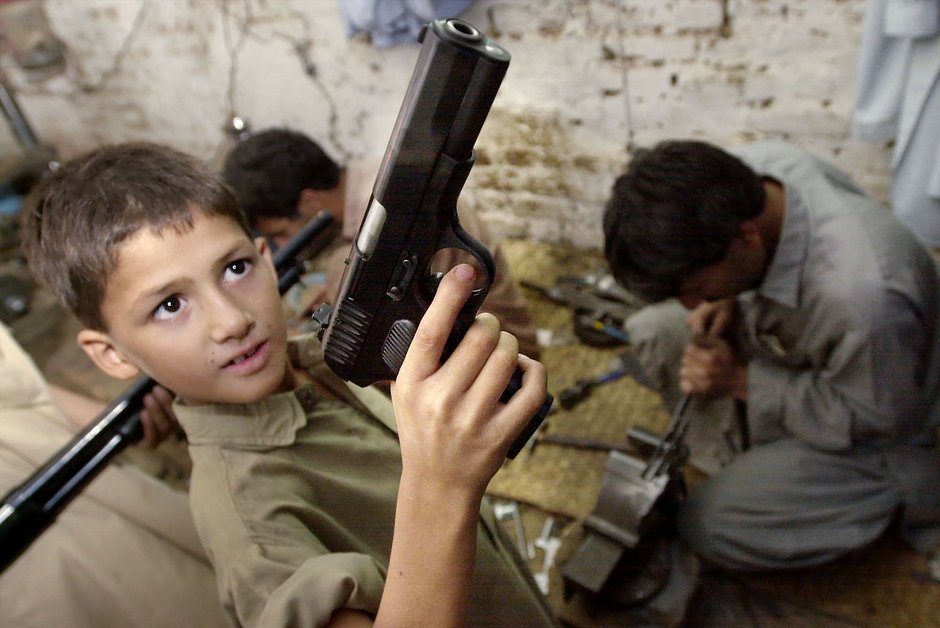 Пакистанский мальчик с восстановленным пистолетом ТТ. 25 сентября 2001 года