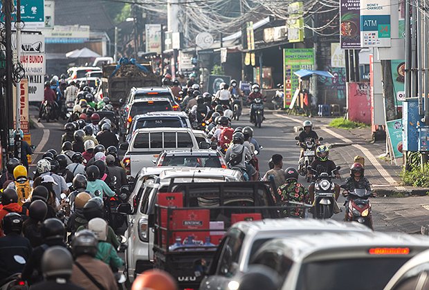 Движение на дорогах Бали поначалу шокирует иностранцев, приехавших на остров впервые 
