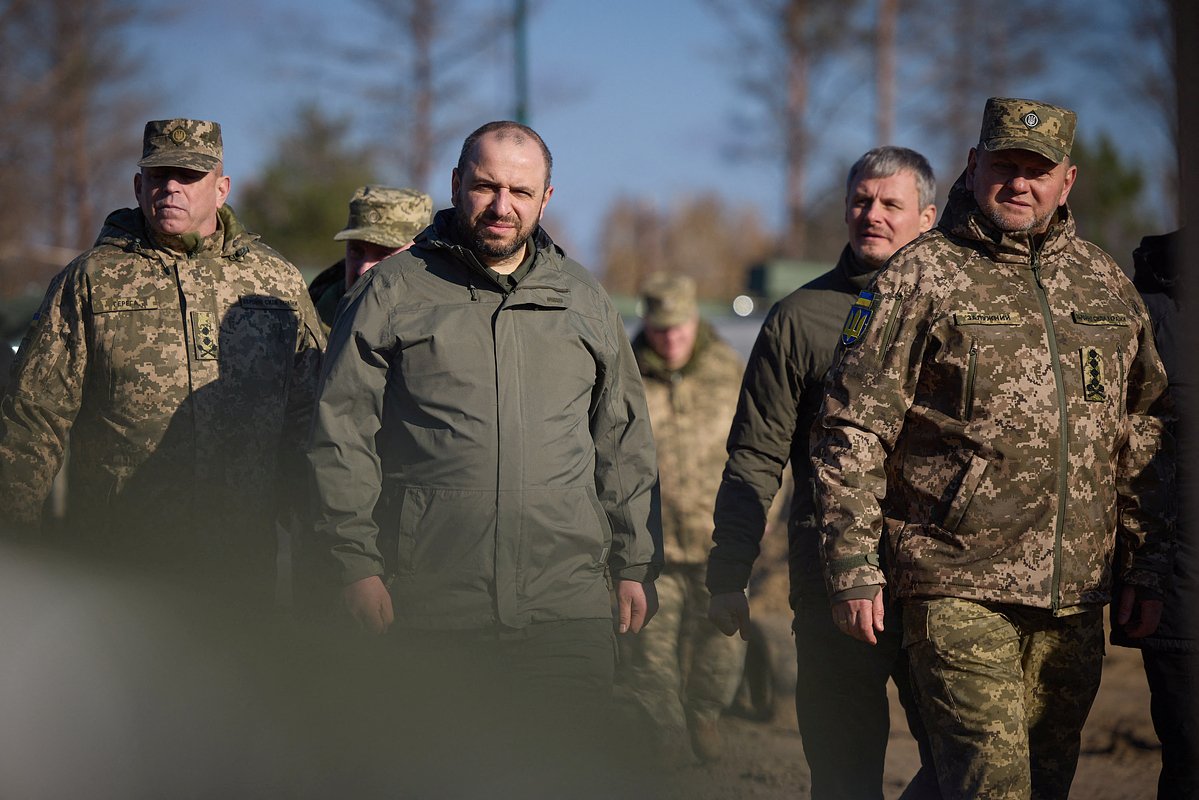 Главнокомандующий Вооруженными силами Украины Валерий Залужный и министр обороны Рустем Умеров посещают артиллерийский учебный центр в неустановленном месте на Украине 3 ноября 2023 года