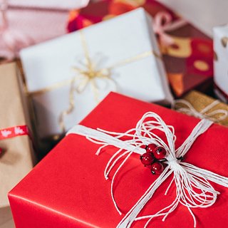 17 идей для упаковки подарков: из всего, что уже есть у вас дома