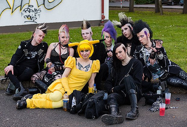 Вдохновившиеся панк-эстетикой готы на музыкальном фестивале Wave-Gotik Treffen, 2013 год
