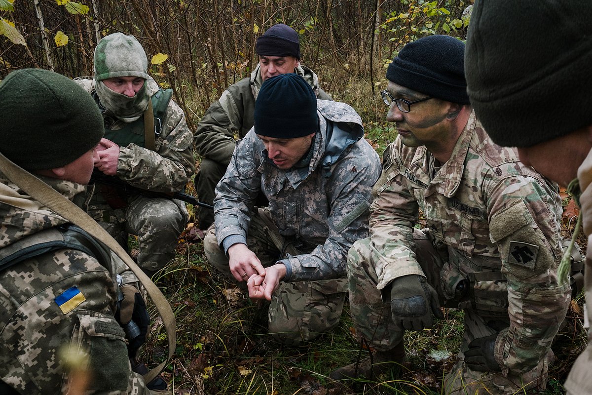 Офицеры США тренируют военных ВСУ на базе в Яворове, Украина, 2017 год