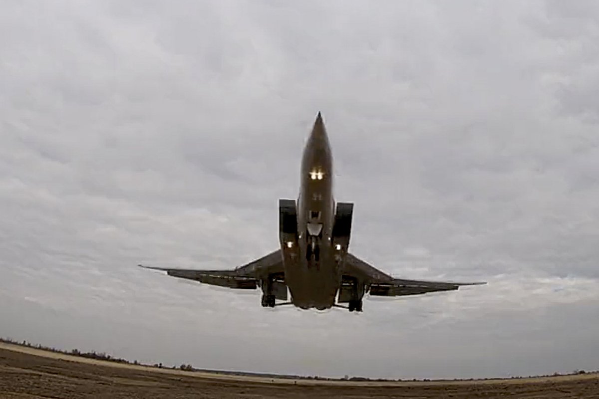 Бомбардировщик Ту-22М3 ВКС России взлетает для патрулирования воздушного пространства Белоруссии