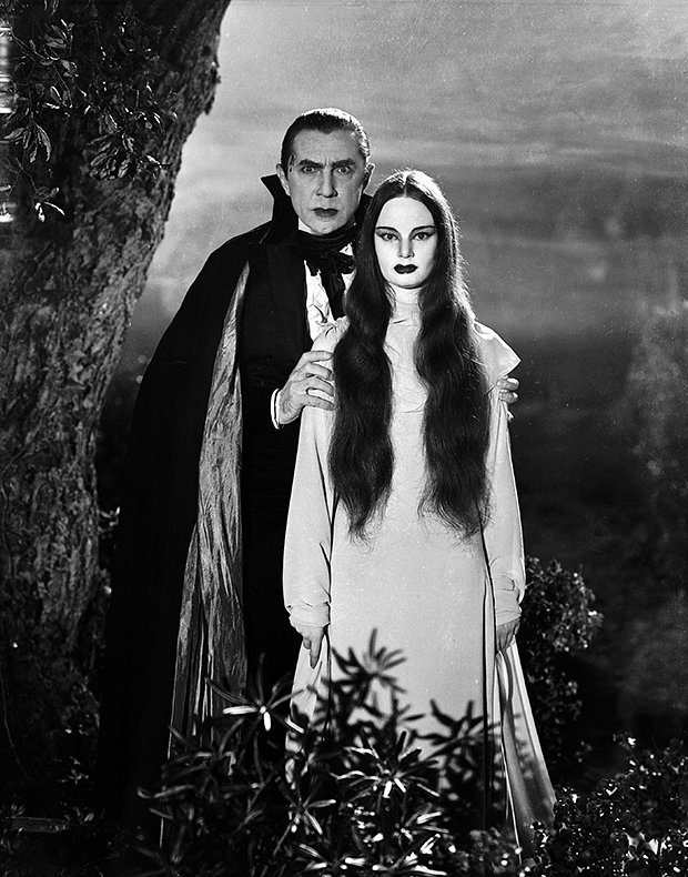 Актеры Бела Лугоши и Кэрролл Борланд в образах персонажей фильма «Знак вампира», 1935 год