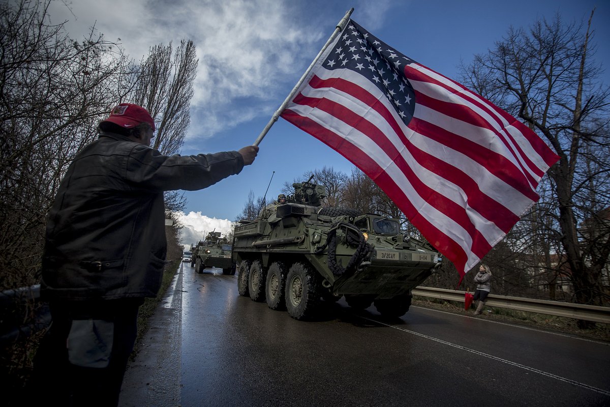 Чешский сторонник США приветствует американских солдат, возвращающихся с учений из Эстонии в Германию, 2015 год