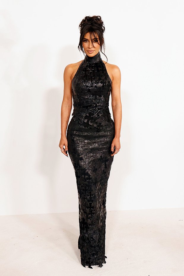 Телезвезда Ким Кардашьян на премии Совета модельеров Америки в облегающем кожаном макси-платье с крестами люксового бренда Chrome, 2023 год