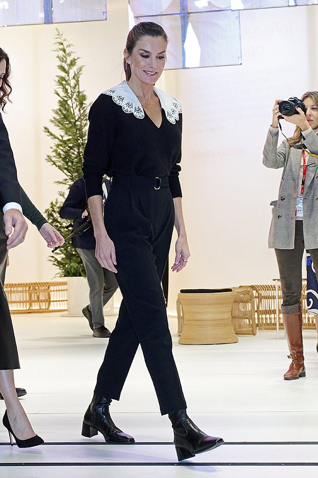 Королева Испании Летиция на открытии выставки FITUR Tourism Fair в Мадриде в черных брюках и лонгсливе бренда Sandro, 2023 год
