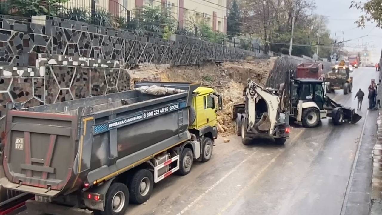 В Севастополе обрушилась аварийная подпорная стена: Происшествия: Россия:  Lenta.ru