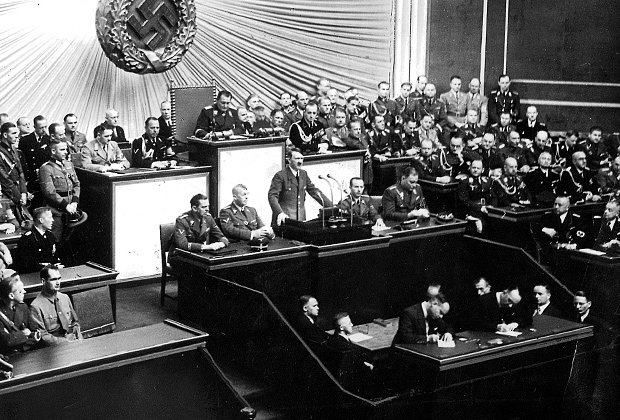 Адольф Гитлер во время своей речи в рейхстаге, объявляющей о вторжении в Польшу, 1 сентября 1939 года
