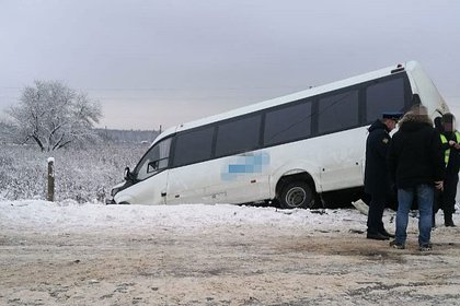 В российском регионе автобус с детьми попал в аварию и съехал в кювет