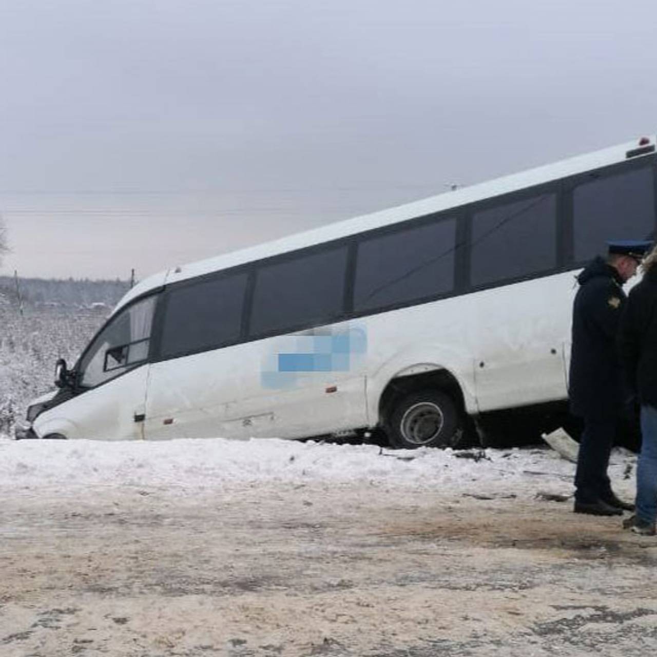 В российском регионе автобус с детьми попал в аварию и съехал в кювет:  Происшествия: Россия: Lenta.ru