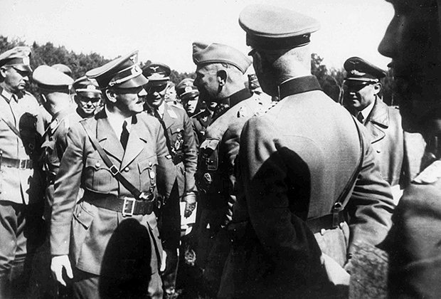 Адольф Гитлер (слева) беседует с армейскими командующими и офицерами во время своего визита в районы боевых действий в Польше, 18 сентября 1939 года