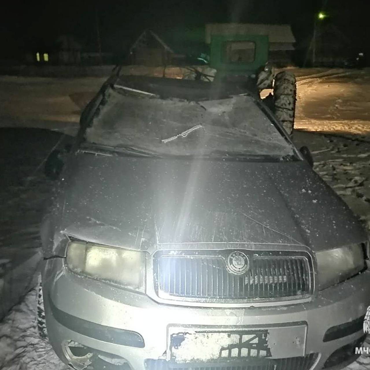 В российском регионе автомобиль с женщиной и детьми сорвался с пешеходного  моста | Следствие и суд