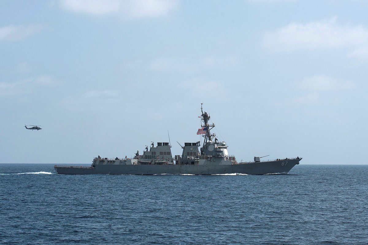 Ракетный эсминец ВМС США USS Mason проводит дивизионные тактические маневры в рамках учений 10 сентября 2016 года.