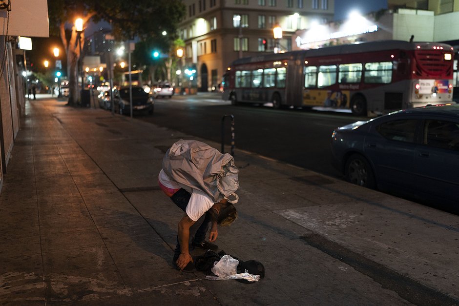 36-летний Энтони Делио засыпает на тротуаре после курения фентанила в Лос-Анджелесе, 23 августа 2022 года