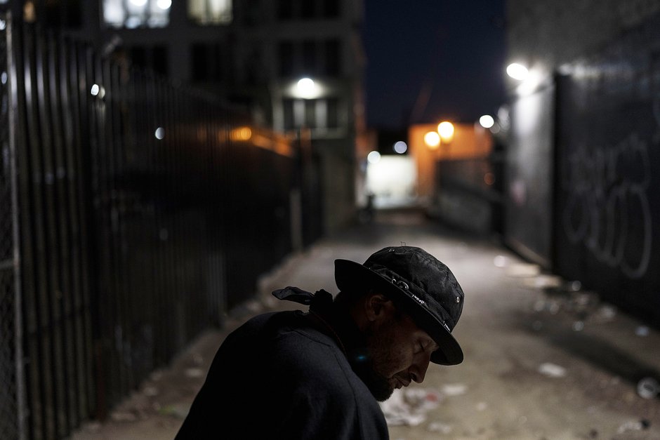Бездомный наркоман засыпает стоя в переулке после выкуривания фентанила в Лос-Анджелесе, 18 августа 2022 года