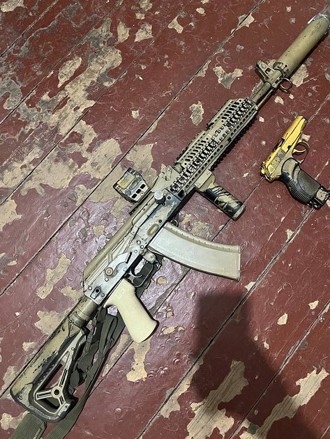 Оружие армейского спецназа — автомат АК-107 с прибором бесшумной беспламенной стрельбы (ПББС) и пистолет Макарова модернизированный (ПММ)