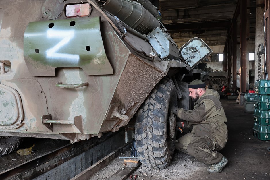 Восстановление военной техники, поврежденной в ходе боев, на ремонтной базе интернациональной бригады «Пятнашка». Окрестности Донецка, 3 ноября 2023 года