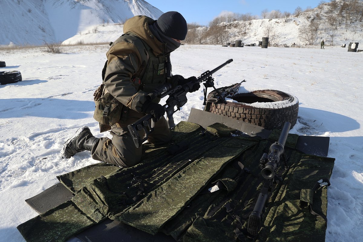Снайпер батальона «Эспаньола» на учениях на одном из полигонов под Донецком, 16 февраля 2023 года