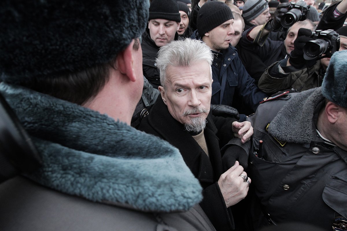 Сотрудники правоохранительных органов проводят задержание писателя и лидера незарегистрированной партии «Другая Россия» Эдуарда Лимонова во время проведения акции оппозиции на Триумфальной площади в Москве, 31 марта 2013 года