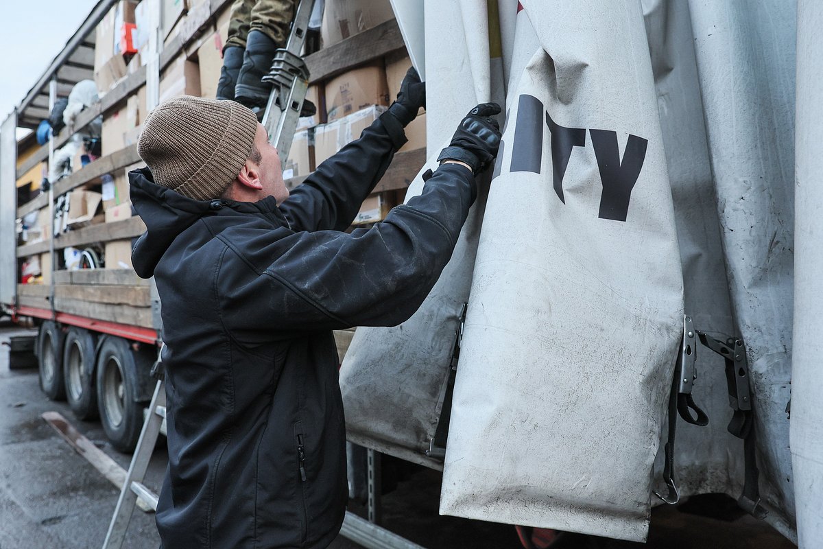 Волонтеры во время разгрузки гуманитарной помощи, собранной жителями восьми европейских стран и отправленной из Франции. Донецк, 29 ноября 2023 года