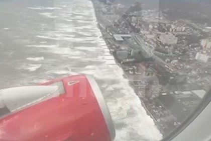 Посадка самолета во время бушующего шторма в Сочи попала на видео