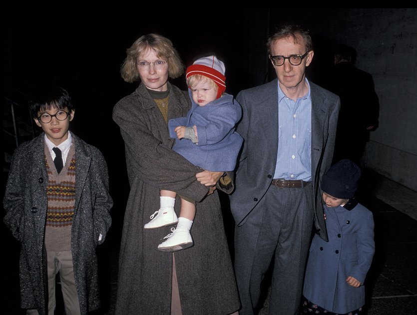 Вуди Аллен и Миа Фэрроу с родным сыном и двумя приемными детьми