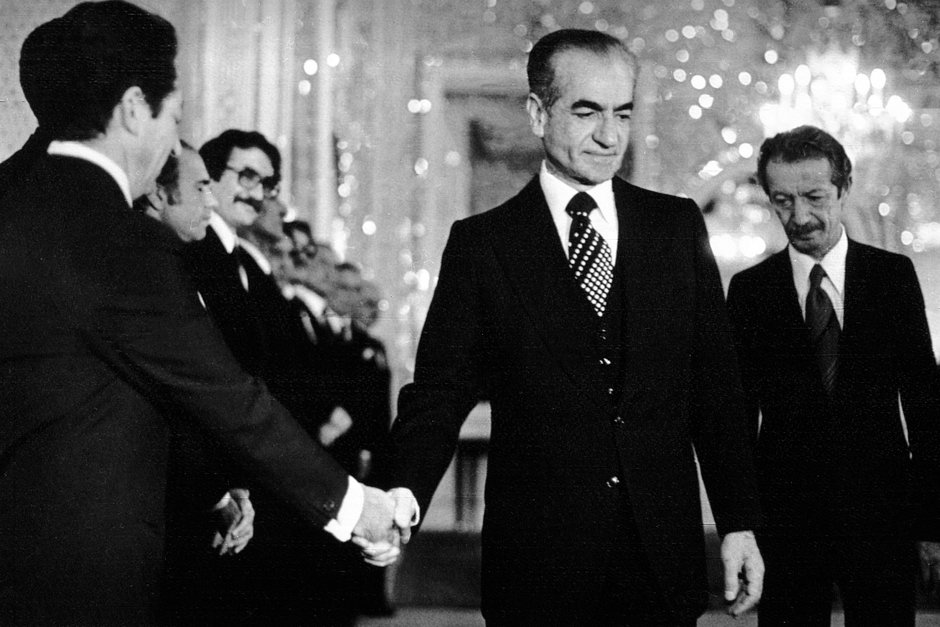 Шах Ирана Мохаммед Реза Пехлеви (в центре) и премьер-министр Шапур Бахтияр (справа) в Тегеране, 6 января 1979 года