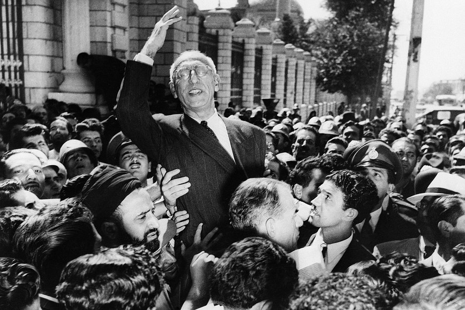 Премьер-министр Ирана Мохаммад Мосаддык в ликующей толпе возле здания парламента. Он только что рассказал сторонникам о своих взглядах на национализацию нефтяной промышленности. 27 сентября 1951 года