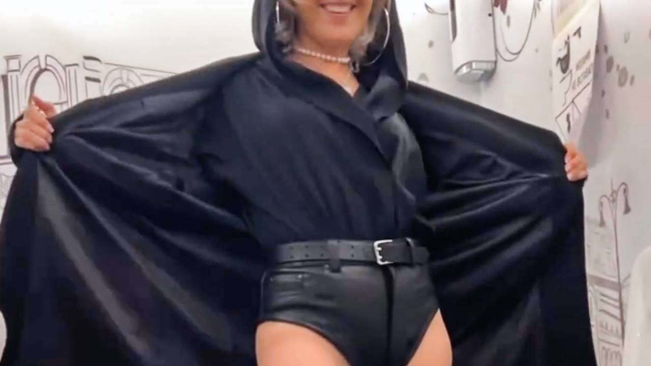 Ұйықтап жатқан әйелінің бөксесін жайып жібереді