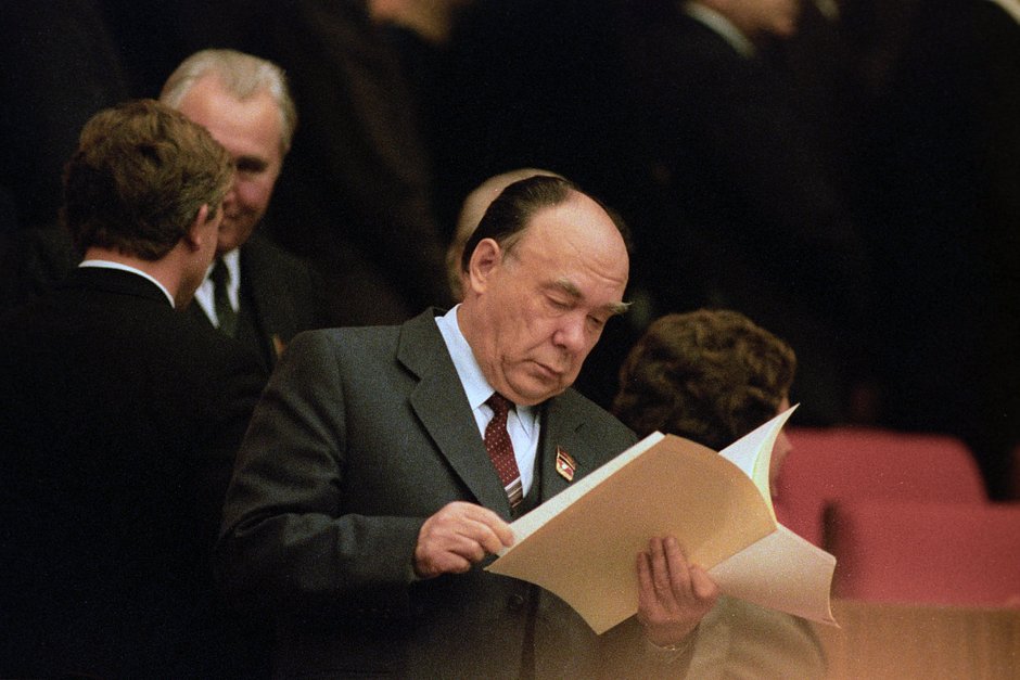 Яковлев в перерыве между заседаниями II съезда народных депутатов СССР, декабрь 1989 года 