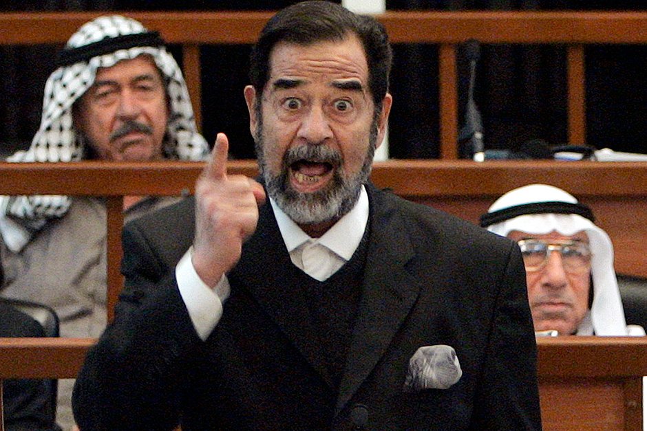 Бывший президент Ирака Саддам Хусейн во время суда, 11 сентября 2006 года