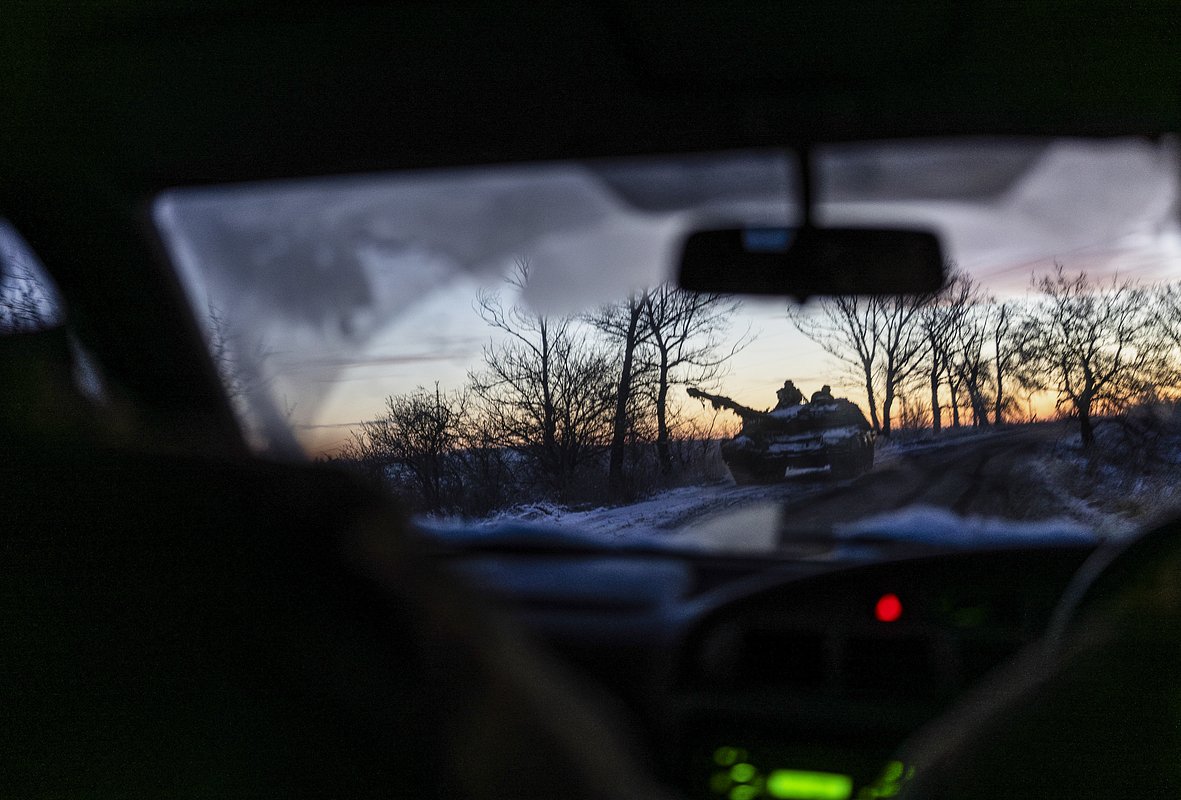 Украинский танк движется к линии фронта неподалеку от Артемовска (Бахмута), 22 ноября 2023 года