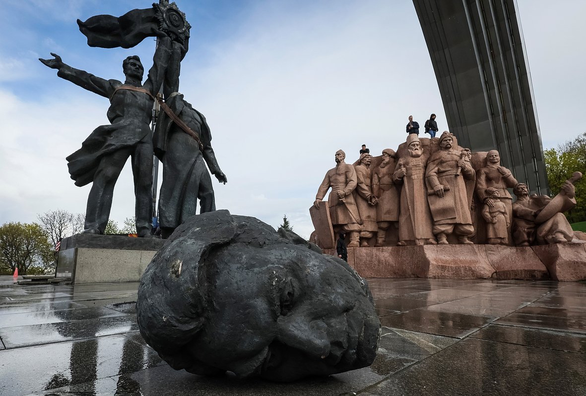 Советский памятник дружбе украинского и русского народов демонтируют в центре Киева, 26 апреля 2022 года