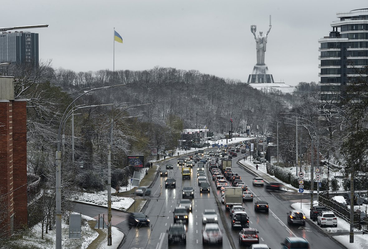 Вид на монумент «Родина-мать» без герба СССР на щите, который был заменен на тризуб, Киев, 22 ноября 2023 года