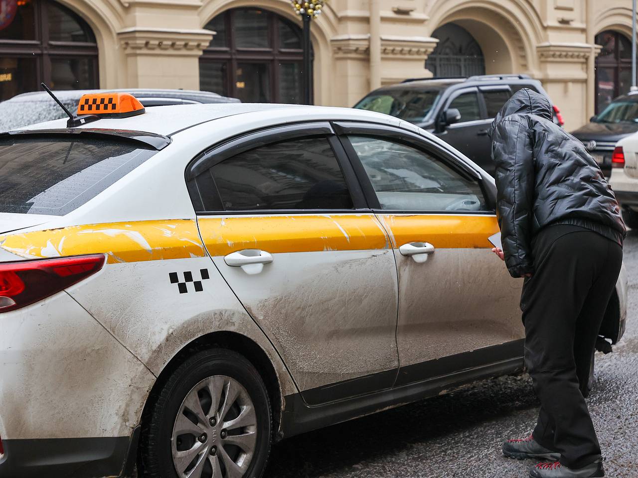 В российском регионе мигрантам продлили запрет на вождение такси и  автобусов: Общество: Россия: Lenta.ru