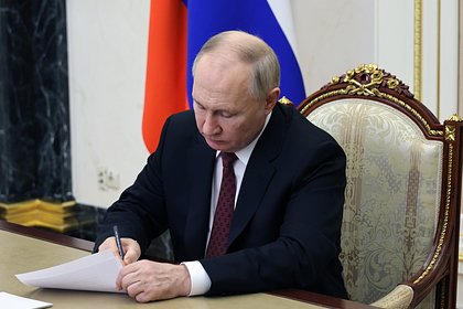 Путин потребовал оградить учителей от вмешательства в их жизнь