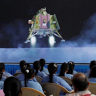 Индия вернула лунный аппарат на околоземную орбиту