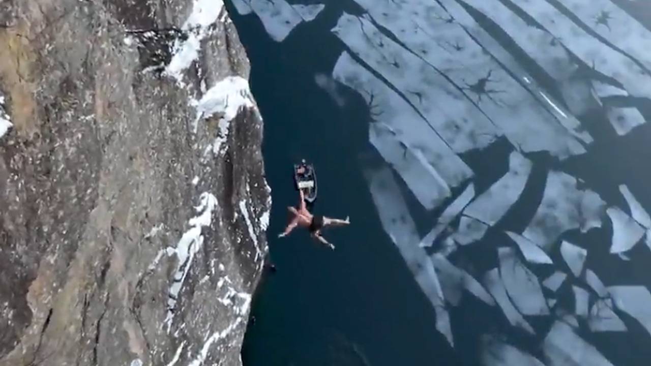 Последний викинг» прыгнул в ледяную воду с 40-метровой скалы и побил  рекорд: Люди: Из жизни: Lenta.ru