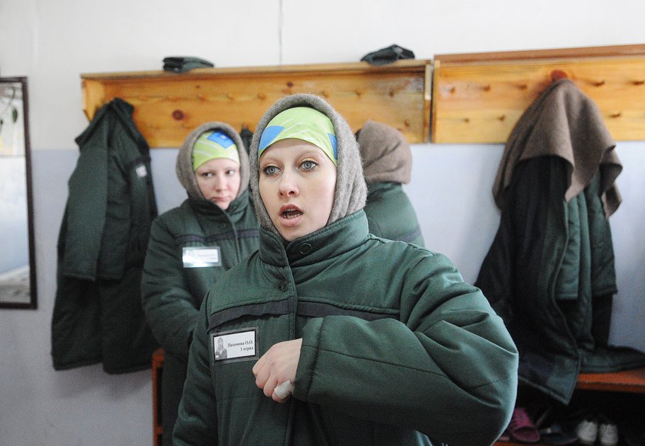 Заключенные в раздевалке исправительной колонии общего режима для женщин ИК-11 в городе Нерчинске