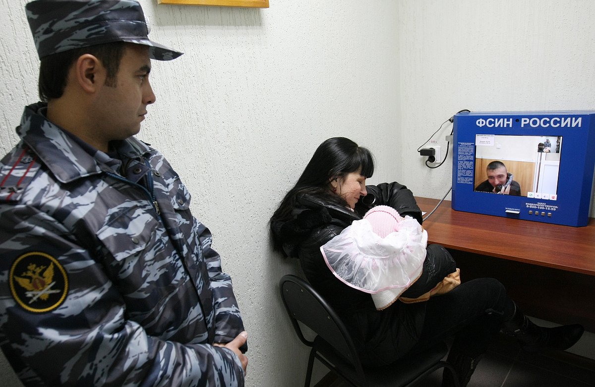 Женщина разговаривает по видеосвязи с отбывающим наказание мужем в исправительной колонии №19 в Казани