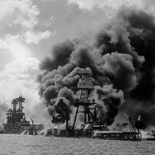 Горящий линейный корабль Arizona после атаки японских самолетов. Рядом попавшие под удар линкоры Tennessee и West Virginia, 7 декабря 1941 года