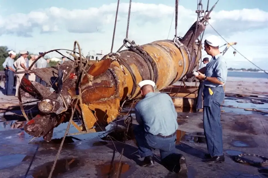 Одна из японских сверхмалых подводных лодок, участвовавших в нападении на Перл-Харбор. Поднята из воды летом 1960 года